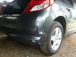 Skuteczne usuwanie rys z samochodu domowym sposobem: 5 tanich metod