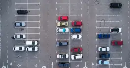 Kto ma pierwszeństwo na parkingu? Przepisy ruchu i zasady na parkingu