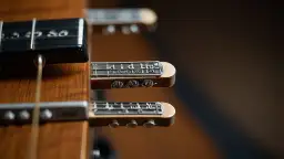 Jak dobrać idealne struny gitarowe do swojego stylu gry? Poradnik