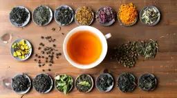 Czy warto wybierać herbaty liściaste? Poznaj ich zalety i wady