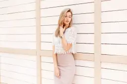 Koronkowa bluzka stylizacje: Modne zestawienia, które zachwyca każdego