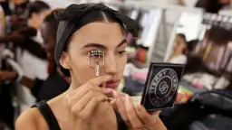 Jak nakładać makijaż: proste kroki do idealnego wyglądu każdego dnia