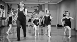 Taniec jazzowy dla dzieci. Jak skutecznie rozwijać pasję i talent małego tancerza?