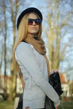 Najlepsze outfit na spacer: stylowe i wygodne propozycje na każdą porę roku