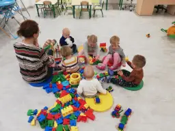 Zabawki integracyjne – jak wybrać najlepsze dla rozwoju społecznego dziecka