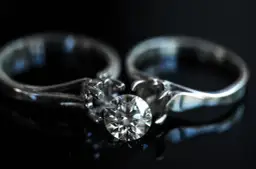 Jaką próbę złota wybrać na obrączki? Porównanie i zalety