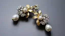 Złote czy srebrne kolczyki - Porównanie i wybór idealnej biżuterii na różne okazje