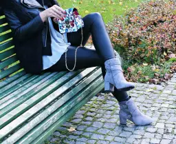 Szare botki stylizacje: jak je nosić, by wyglądać modnie i stylowo