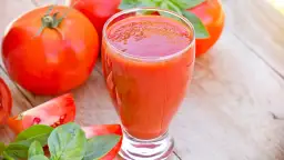 Sok pomidorowy na co pomaga? Odkryj jego niezwykłe korzyści zdrowotne