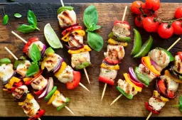 Pomysły na szaszłyki z kurczaka, które zaskoczą Twoich gości