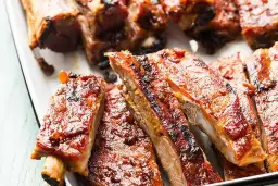 Co ugotować z wędzonych żeberek? Pyszne przepisy, które zaskoczą