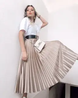 Co założyć do spódnicy plisowanej? Stylizacje na każdą okazję i proste porady