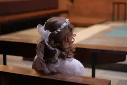 Sukienka komunijna – jak znaleźć idealną kreację i nie stracić przy tym głowy?