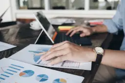 Ile trzeba zarabiać, żeby dostać kredyt na mieszkanie? Sprawdź wymagania