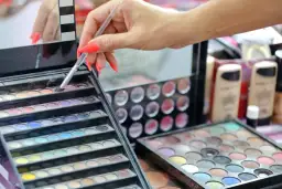 Gdzie wyrzucić stare kosmetyki? Uniknij błędów w utylizacji i chroń środowisko