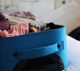 Jak złożyć ubrania do walizki, żeby się nie pogniotły - sprawdzone triki