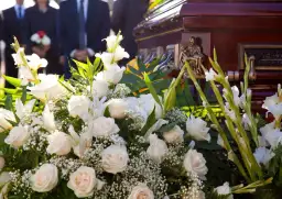 Jakie kwiaty na pogrzeb dziecka? Wybierz najpiękniejsze i delikatne aranżacje