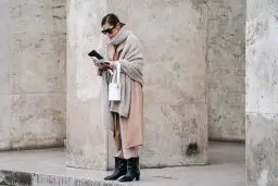 Jaki kolor szalika do karmelowego płaszcza, aby wyglądać stylowo?