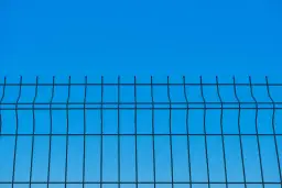 Jak zamontować ogrodzenie panelowe bez błędów - krok po kroku