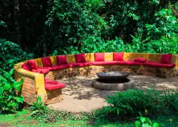 Jak zrobić ognisko w ogrodzie - bezpieczne miejsce i materiały