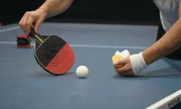 Jak prawidłowo czyścić rakietkę do tenisa stołowego i uniknąć jej zniszczenia