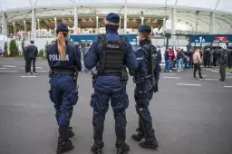 Jaki wiek do policji? Kluczowe wymagania, które musisz znać