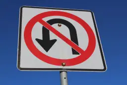 Zakaz zawracania dla ciężarówek: Przepisy i konsekwencje