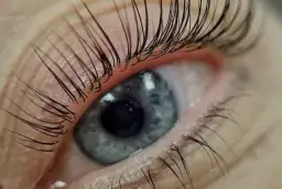 Jak mieć dłuższe rzęsy? Potrzebujesz dobrego serum do rzęs