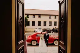 Kto prowadzi pana młodego do ołtarza? Tradycje i wybory w ceremonii