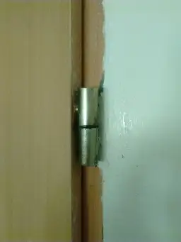 Jak wyjąć drzwi z zawiasów bez uszkodzeń - proste kroki i porady