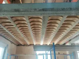 Jaki strop w domu parterowym? Sprawdź, co wybrać, by zaoszczędzić