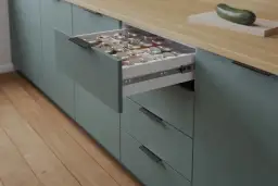 Jakie zawiasy do szafek kuchennych wybrać, aby uniknąć problemów?