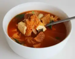 Recette de soupe de kimchi réconfortante pour vos soirées froides