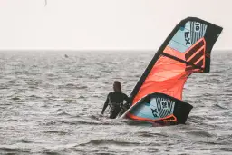Kitesurfing jaki wiatr – idealne warunki dla każdego poziomu umiejętności