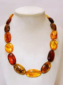 Ile kosztuje naszyjnik z bursztynu? Ceny, które Cię zaskoczą