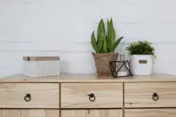 Jak udekorować komodę w salonie: 15 inspirujących pomysłów