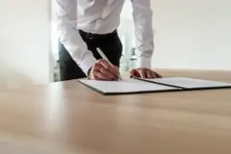 Czy można odstąpić od umowy zlecenia? Poznaj swoje prawa i możliwości