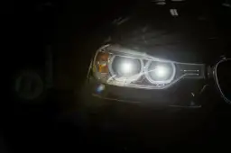 Poradnik iParts.pl. Żarówki samochodowe na miarę nowych czasów. W jaki sposób powinieneś dobierać halogeny do swojego auta?