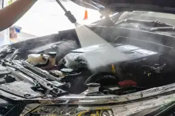 Czy można myć silnik w samochodzie bez ryzyka uszkodzeń?