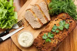 Jakie przyprawy posypać pasztet przed pieczeniem, by zyskał smak?