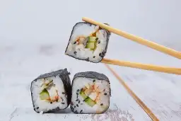 Ile waży sushi? Zaskakujące różnice w wagach i kaloriach