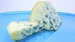  Niebieska pleśń w serze - skąd się bierze i jak uniknąć zatrucia?