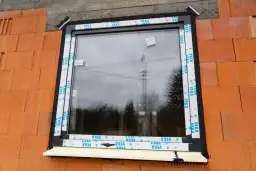 Taśma ciepłego montażu: klucz do energooszczędnych okien