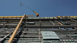 Winda dekarska: zakup, wynajem i jak usprawnić prace dekarskie?