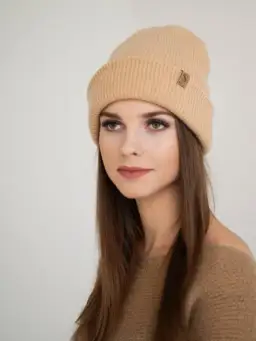 Czapka wełniana czy akrylowa: która lepsza na zimę? Porównanie