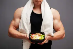 Co jeść po treningu siłowym, aby uniknąć błędów i przyspieszyć regenerację mięśni