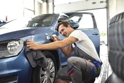 Jak dbać o wosk na aucie, aby uniknąć uszkodzeń lakieru