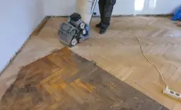 Ile kosztuje odnowienie parkietu? Rzeczywiste ceny cyklinowania i lakierowania