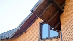 Czym malować podbitkę dachową, aby uniknąć kosztownych błędów?