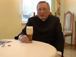 Czy ksiądz może pić alkohol - prawda o przepisach kościelnych i prawie